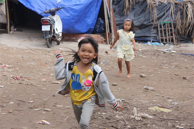 Những đứa trẻ sống trong khu ổ chuột ở Sài Gòn: Chú cho tụi con tiền đi học nha chú - Ảnh 9.