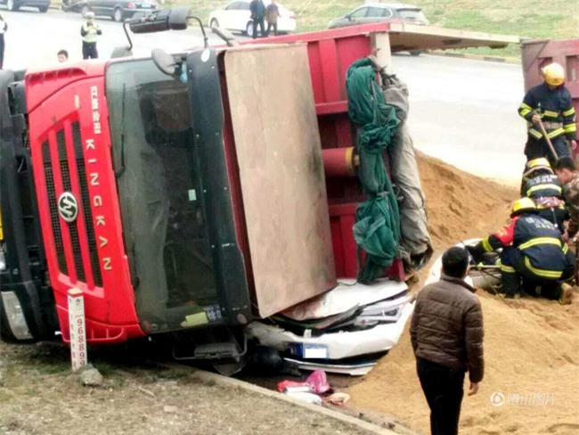 Bất ngờ lật nhào, container chở cát chôn sống nữ tài xe con bên đường - Ảnh 1.