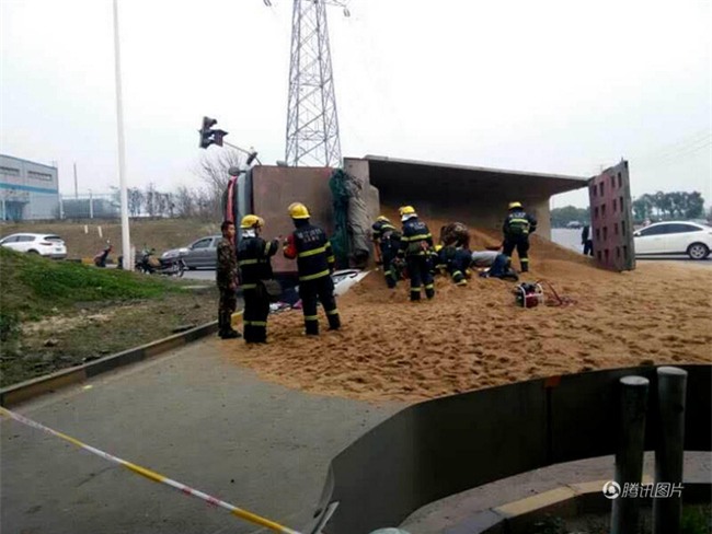 Bất ngờ lật nhào, container chở cát chôn sống nữ tài xe con bên đường - Ảnh 2.