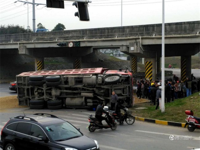 Bất ngờ lật nhào, container chở cát chôn sống nữ tài xe con bên đường - Ảnh 3.