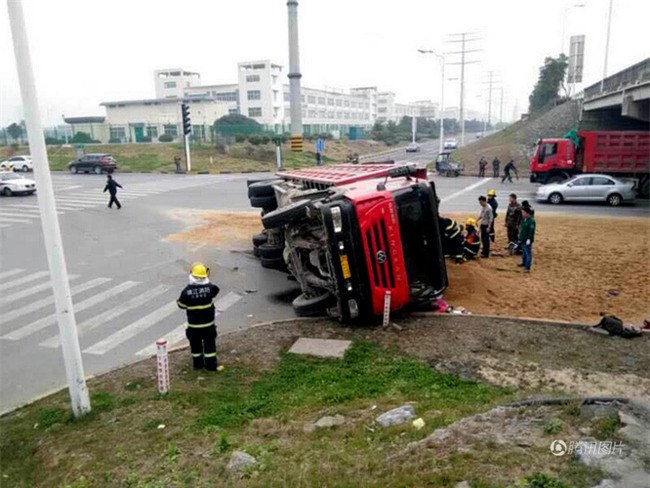 Bất ngờ lật nhào, container chở cát chôn sống nữ tài xe con bên đường - Ảnh 4.