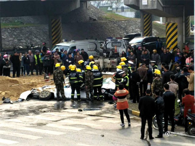 Bất ngờ lật nhào, container chở cát chôn sống nữ tài xe con bên đường - Ảnh 5.