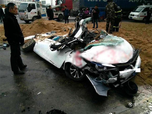 Bất ngờ lật nhào, container chở cát chôn sống nữ tài xe con bên đường - Ảnh 6.