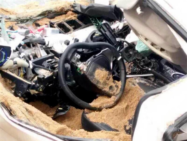 Bất ngờ lật nhào, container chở cát chôn sống nữ tài xe con bên đường - Ảnh 8.