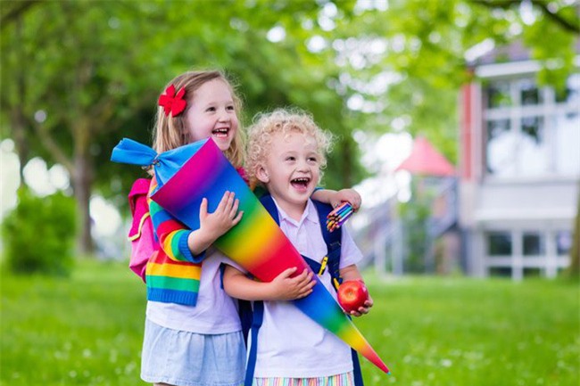 Vì sao trẻ em Đức luôn mang theo chiếc túi đựng đầy kẹo đến trường vào ngày khai giảng? - Ảnh 1.