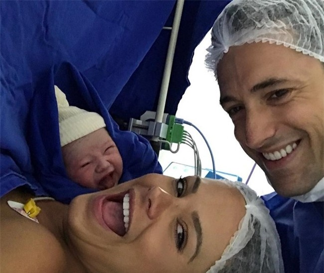 Buc anh be so sinh chup selfie cung cha me gay tranh cai hinh anh 1