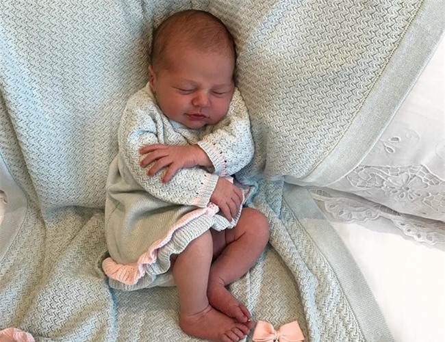 Buc anh be so sinh chup selfie cung cha me gay tranh cai hinh anh 2