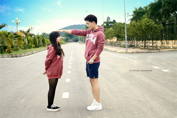 Những cặp đũa lệch sẽ giúp các nàng nấm lùn tự tin rằng kiểu gì cũng yêu được chàng vừa cao vừa soái - Ảnh 1.