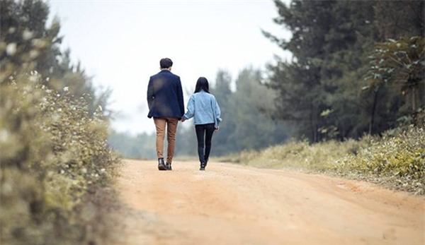 Những cặp đũa lệch sẽ giúp các nàng nấm lùn tự tin rằng kiểu gì cũng yêu được chàng vừa cao vừa soái - Ảnh 3.