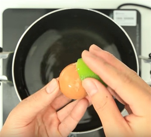 Mỗi lần luộc trứng tôi lại lấy chanh chà khắp quả, đố bạn để làm gì đấy - Ảnh 1.