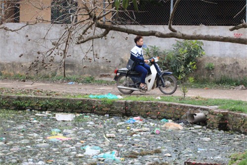 sau 2 nam, ngoi lang gan 70% tre em nhiem doc chi gio ra sao? - 2