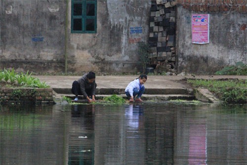 sau 2 nam, ngoi lang gan 70% tre em nhiem doc chi gio ra sao? - 3