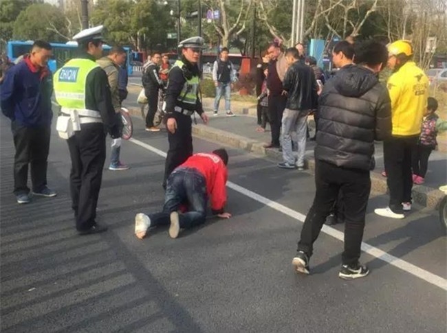 Anh chàng shipper bò trên đường đi giao hàng và nguyên nhân khiến nhiều người không khỏi bất bình - Ảnh 3.