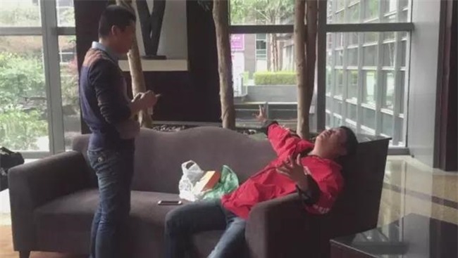 Anh chàng shipper bò trên đường đi giao hàng và nguyên nhân khiến nhiều người không khỏi bất bình - Ảnh 7.