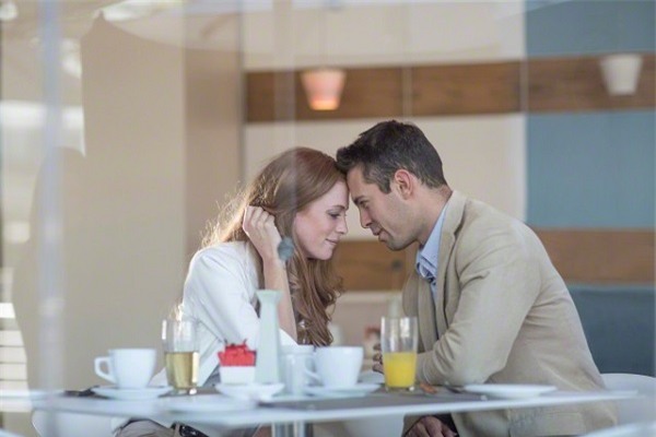 Một cô gái khuôn phép như bạn gái tôi sao lại có thứ đó dưới gậm giường? - Ảnh 1.