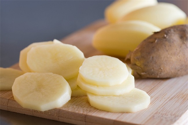 Lỡ tay nêm nếm mặn chát thì cho ngay thứ này vào đảm bảo sẽ không phải bó phí cả món ăn - Ảnh 1.