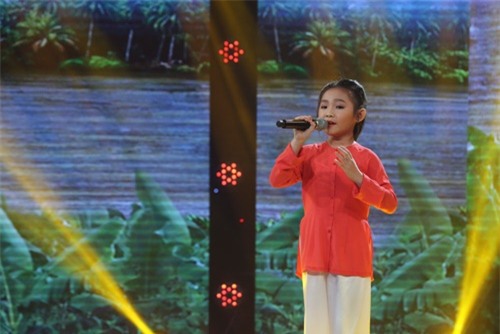 "Sởn da gà" với cô bé 7 tuổi hát già dặn như 70 tuổi - 1