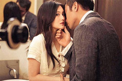 hung ho di danh ghen roi chet dung khi nguoi tren giuong la em gai ruot - 1