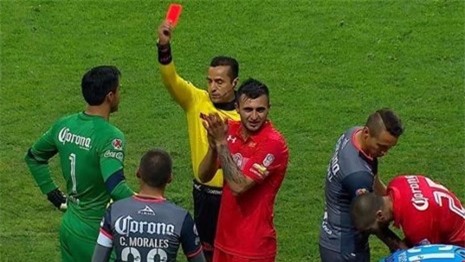 Giới vua sân cỏ Mexico thường hay bị trọng tài tấn công khi phạt thẻ