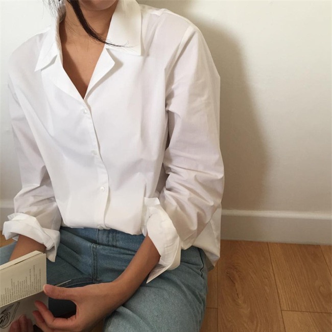 Sơmi trắng: chiếc áo vốn khô khan, nghiêm túc đang tự F5 mình bằng những cách điệu thú vị - Ảnh 3.