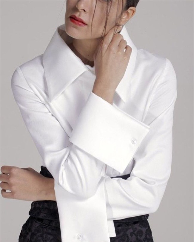 Sơmi trắng: chiếc áo vốn khô khan, nghiêm túc đang tự F5 mình bằng những cách điệu thú vị - Ảnh 22.