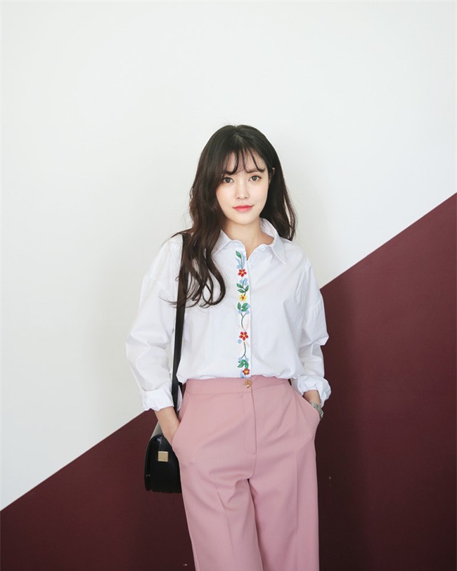 Sơmi trắng: chiếc áo vốn khô khan, nghiêm túc đang tự F5 mình bằng những cách điệu thú vị - Ảnh 7.