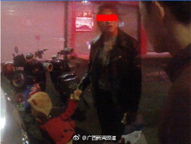 Mẹ vào khu vui chơi, để con một mình trong xe ô tô suốt 3 tiếng đồng hồ - Ảnh 4.