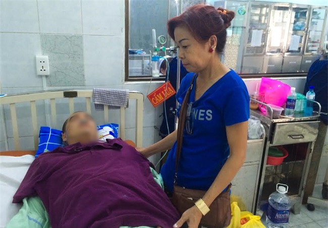 Mẹ tài xế GrabBike bị xe ôm đâm gục ở Sài Gòn: Nhìn con máu me đầy người, lòng tôi đau như dao cắt - Ảnh 2.