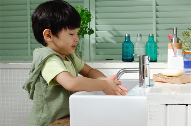Nước rửa tay khô - các chuyên gia gọi đây là món đồ chơi có khả năng gây tử vong cho trẻ - Ảnh 3.