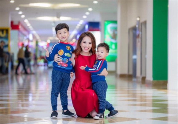 MC Đan Lê, ảnh đẹp Đan Lê, 3 mẹ con MC Đan Lê, mẹ con Đan Lê