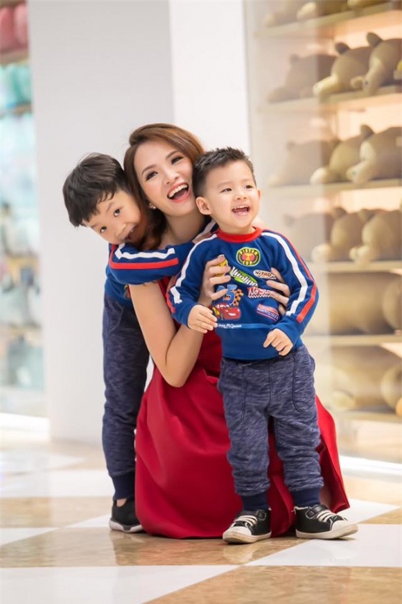 MC Đan Lê, ảnh đẹp Đan Lê, 3 mẹ con MC Đan Lê, mẹ con Đan Lê