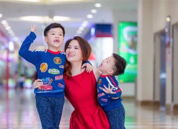 MC Đan Lê, ảnh đẹp Đan Lê, 3 mẹ con MC Đan Lê, mẹ con Đan Lê