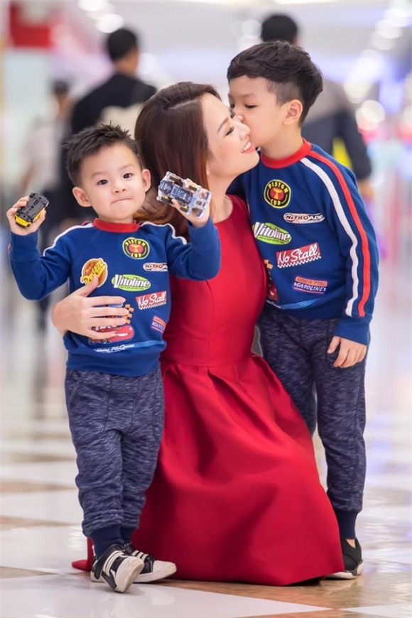 MC Đan Lê, ảnh đẹp Đan Lê, 3 mẹ con MC Đan Lê, mẹ con Đan Lê