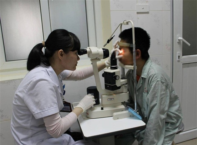 Hà Nội: Va vào thanh gỗ khi ra chơi, một học sinh bị vỡ kính cận, nhiều mảnh thủy tinh đâm vào mắt - Ảnh 1.