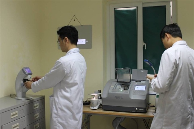 Hà Nội: Va vào thanh gỗ khi ra chơi, một học sinh bị vỡ kính cận, nhiều mảnh thủy tinh đâm vào mắt - Ảnh 2.