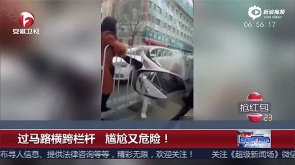 Đừng dại trèo qua lan can chắn đường nếu không muốn dở khóc dở cười như người đẹp chân dài này - Ảnh 2.