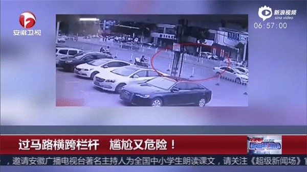 Đừng dại trèo qua lan can chắn đường nếu không muốn dở khóc dở cười như người đẹp chân dài này - Ảnh 4.