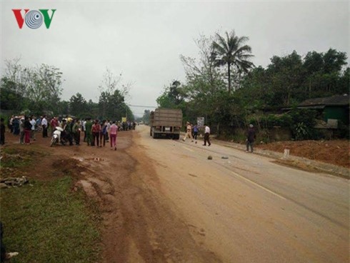 va cham voi xe dau keo: chong nguy kich, san phu va con gai tu vong hinh 1