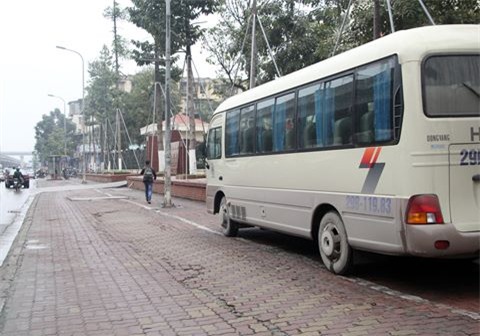 Chủ tịch quận viết thư ngỏ, xe vẫn đỗ đầy vỉa hè quanh trụ sở - Ảnh 4.