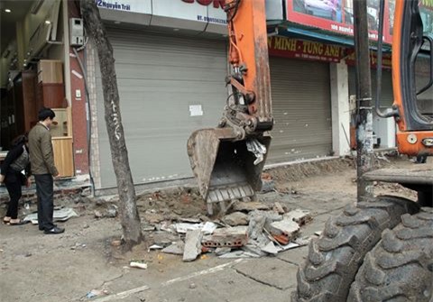 Chủ tịch quận viết thư ngỏ, xe vẫn đỗ đầy vỉa hè quanh trụ sở - Ảnh 5.