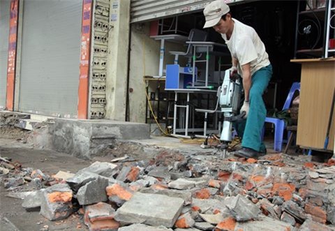 Chủ tịch quận viết thư ngỏ, xe vẫn đỗ đầy vỉa hè quanh trụ sở - Ảnh 6.