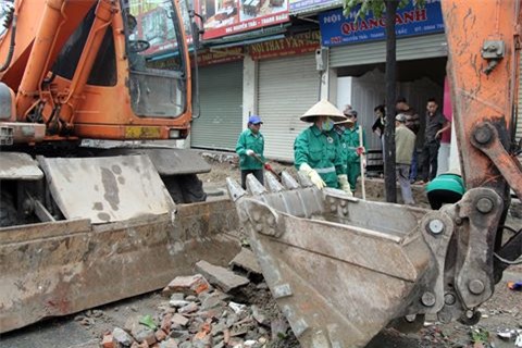 Chủ tịch quận viết thư ngỏ, xe vẫn đỗ đầy vỉa hè quanh trụ sở - Ảnh 8.