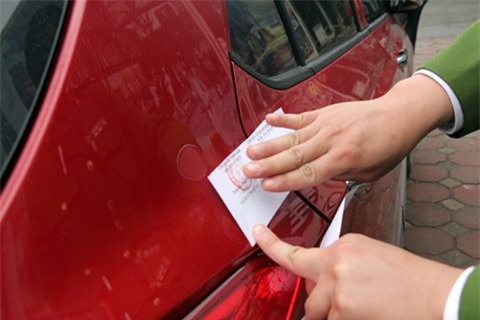 Chủ tịch quận viết thư ngỏ, xe vẫn đỗ đầy vỉa hè quanh trụ sở - Ảnh 11.