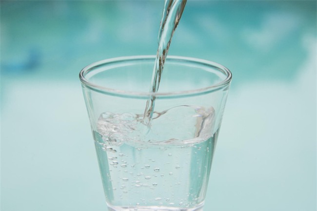 Nước rất tốt cho sức khỏe nhưng sẽ thành độc dược nếu bạn uống vào 5 thời điểm sau - Ảnh 1.