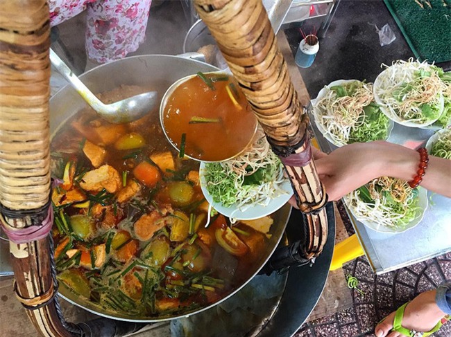 8 quán ăn nhìn tuềnh toàng nhưng ai thử một lần cũng gật gù đáng đồng tiền bát gạo - Ảnh 16.