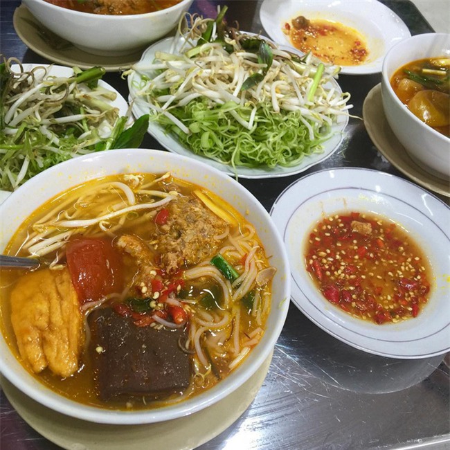 8 quán ăn nhìn tuềnh toàng nhưng ai thử một lần cũng gật gù đáng đồng tiền bát gạo - Ảnh 17.