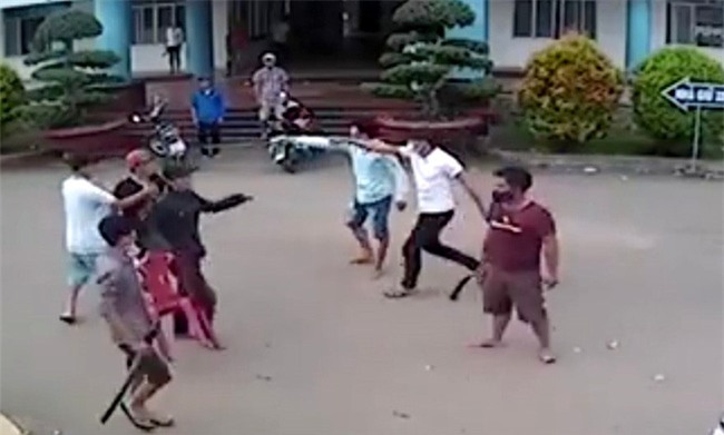 Hà Tĩnh: Hẹn nhau giải quyết ân oán trước cổng trường ĐH, một thanh niên bị đâm gục bằng chai thủy tinh - Ảnh 1.