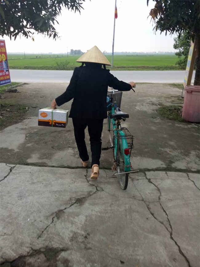 Người phụ nữ đạp xe 4 km mua bánh sinh nhật tặng con dâu, chị em trầm trồ phong danh hiệu mẹ chồng thế kỷ - Ảnh 2.