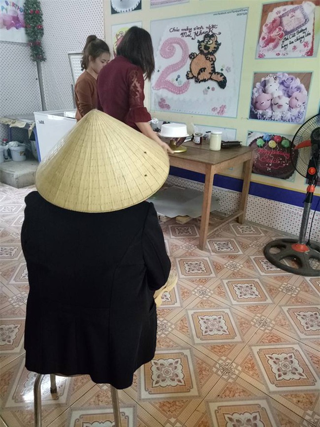 Người phụ nữ đạp xe 4 km mua bánh sinh nhật tặng con dâu, chị em trầm trồ phong danh hiệu mẹ chồng thế kỷ - Ảnh 4.