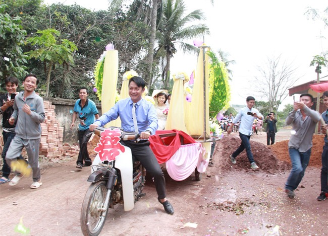 Rước dâu bằng xe chở lúa, đám cưới hiếm thấy tại Thanh Hóa - Ảnh 3.
